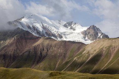 Pamir Dağları eteklerinde, Peak Lenin Kırgızistan'ın manzara