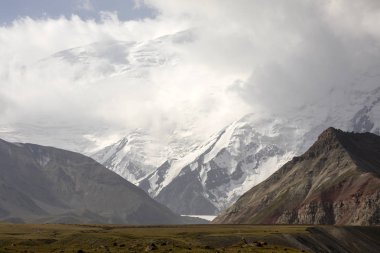 Pamir Dağları zirve bulutlar, Kırgızistan kefen Lenin ile