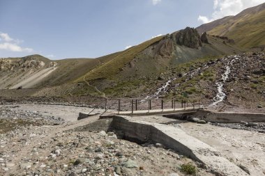 Pamir Dağları eteklerinde, Peak Lenin Kırgızistan'ın manzara