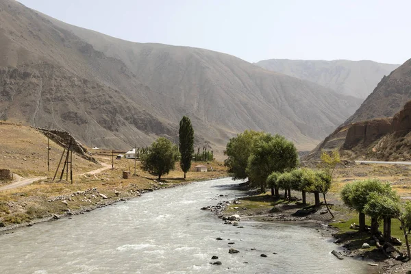 Pueblo Con Paisaje Río Alrededor Famosa Autopista Pamir M41 Kirguistán — Foto de Stock