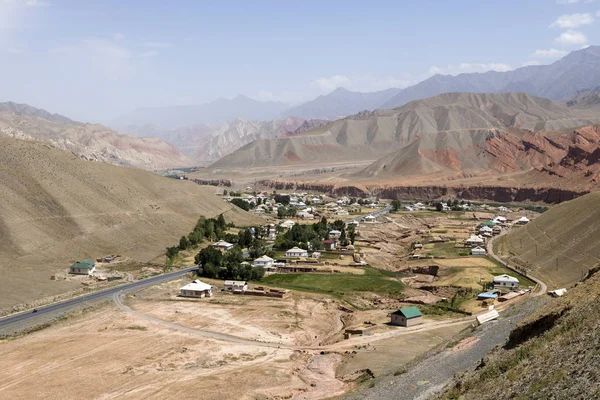 Peyzaj ve nehir etrafında ünlü Pamir otoyol M41 Kırgızistan Orta Asya ile köy