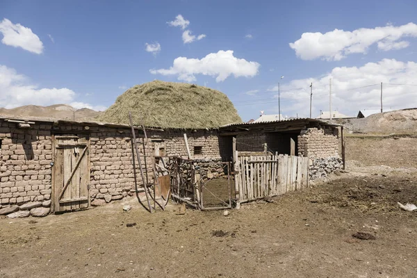 Casa Residencial Cidade Fronteiriça Sary Tash Quirguistão Vizinho Tajiquistão Estrada — Fotografia de Stock