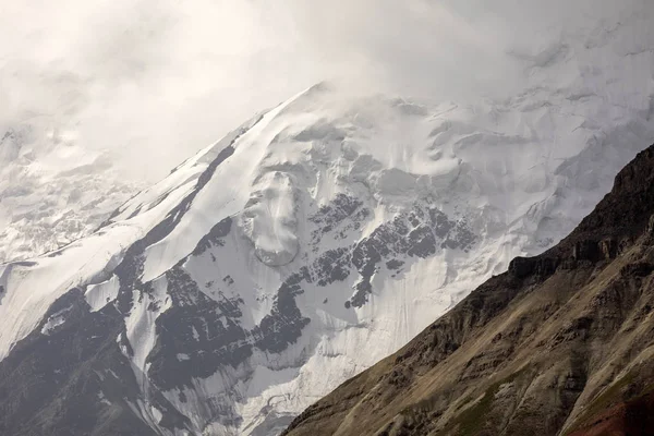 Pamir Mountains Peak Lenin Which Shrouded Clouds Kyrgyzstan — Stock Photo, Image