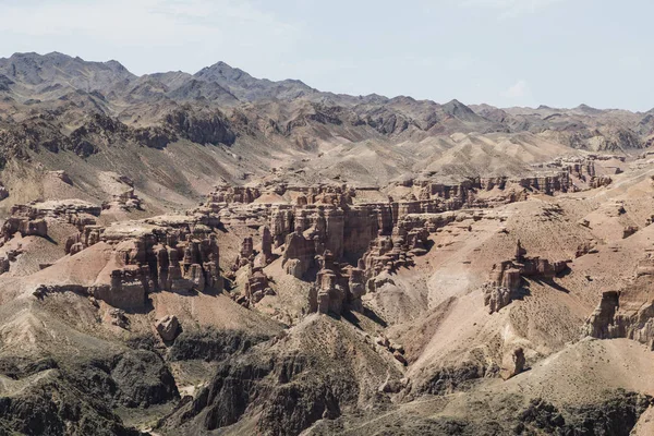 哈萨克斯坦阿拉木图地区 Charyn 峡谷的美丽景色与红色的砂岩悬崖 — 图库照片