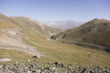 Koçkor giderken şarkı Kul Gölü Kırgızistan'manzara