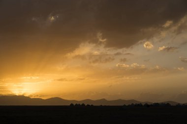 Gün batımında Kırgızistan'şarkı Kul gölde bir yurt yerleşim silüeti
