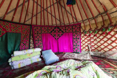 Kırgızistan'daki şarkı Kul gölde soba ile geleneksel bir yurt iç çekim