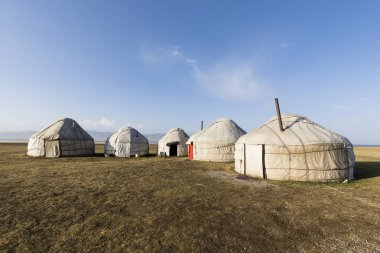 Kırgızistan'daki şarkı Kul gölde Tian Shan dağlarında yerleşme bir yurt