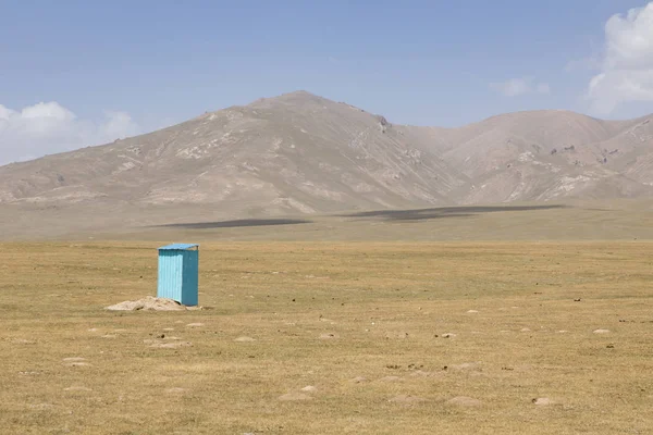 Une Toilette Solitaire Lac Song Kul Kirghizistan — Photo