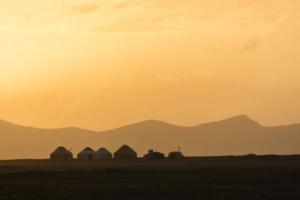 Silueta Asentamiento Yurtas Lago Song Kul Kirguistán Atardecer —  Fotos de Stock