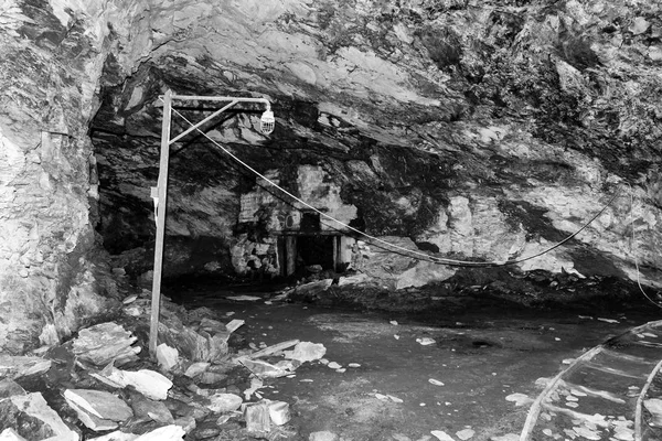 Túnel con vías en una mina de cemento abandonada en Suiza —  Fotos de Stock