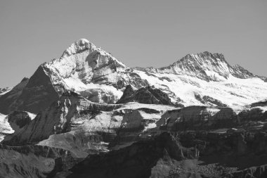 Bernese Oberland'deki / İsviçre'daki güzel bir sonbahar gününde alp panorama