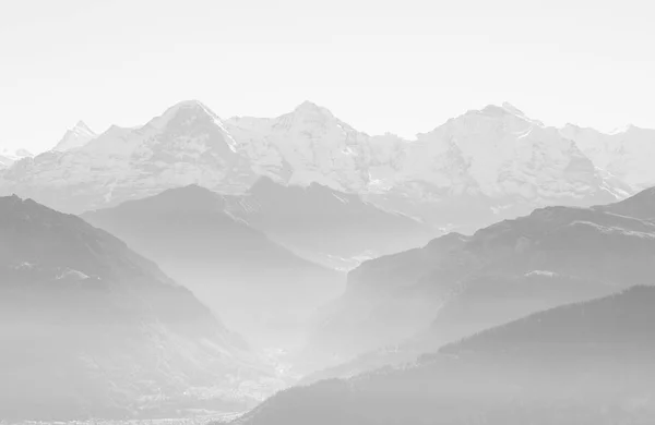 High-Key údolí Lauterbrunnen Eige, Moench a Jungfrau na krásný podzimní den v oblasti Berner Oberland ve Švýcarsku — Stock fotografie