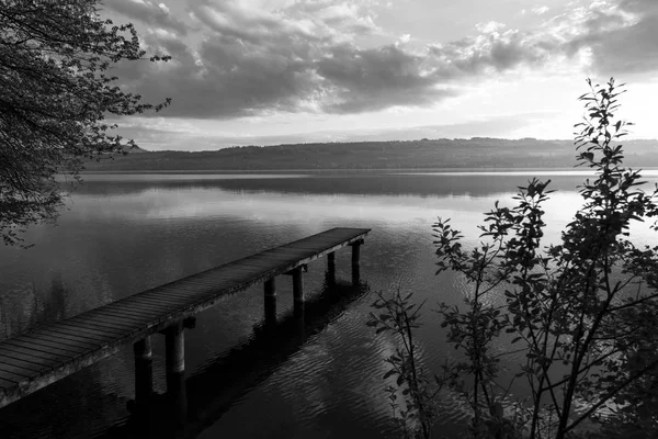 В спокойное весеннее утро на озере Семпач в центральной Швейцарии выходит набережная. . — стоковое фото
