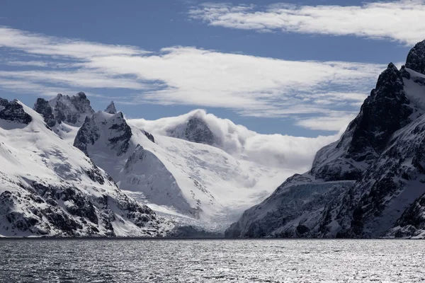 在南极南大西洋岛的南乔治亚岛 壮观的德雷加尔斯基峡湾的景色与积雪覆盖的山脉 — 图库照片
