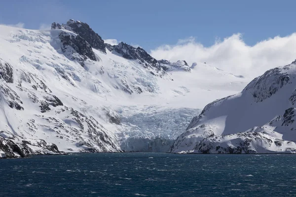 雪で壮大なヘンリードリガルスキ フィヨルドの景色を覆われた南大西洋の島 南極大陸 南ジョージア島の山 — ストック写真