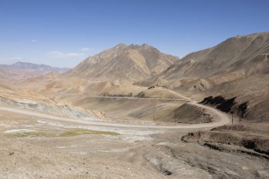 Yatay, Ak-Baital Pass alanında Tacikistan Pamir dağlarında yol çöl