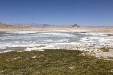 Pamir Dağları Alichur Tacikistan yakınında tuz gölleri ile manzara