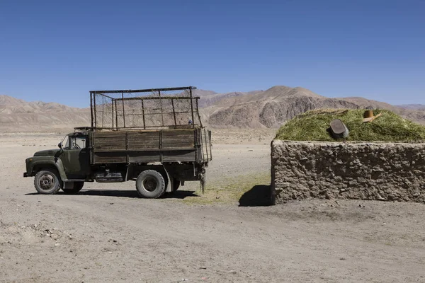 Vieux Camion Bulunkul Tadjikistan Est Plein Herbe Fraîche — Photo