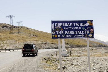 Taldyk, Kırgızistan 21 Ağustos 2018: ünlü Pamir karayolu Taldyk Pass, Kırgızistan'geçen araba