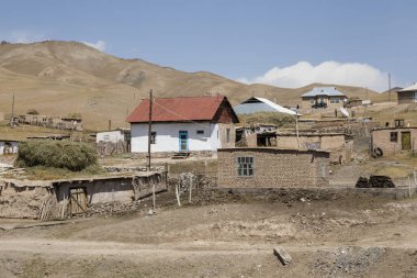 Sencan-Tash, Kırgızistan 21 Ağustos 2018: Orta Asya'da Pamir karayolu üzerinde komşu Tacikistan Kırgızistan'daki sencan-Tash sınır kasabasının konut ev