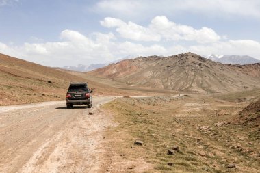 Kyzlyart, Kırgızistan 21 Ağustos 2018: Kyzylart Pass (4280m) Pamir karayolu Kygyzstan ve Pamir Dağları Tacikistan sınırında