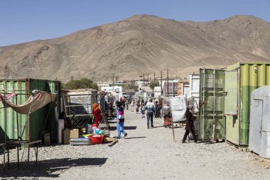 Murgab, Tacikistan, 23 Ağustos 2018: Pazarda Murgab Cumartesi sabahı. Eski kaplardır Satış standları