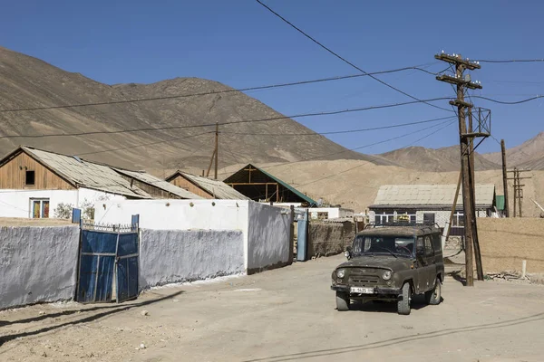 Murghab Τατζικιστάν Αύγουστος 2018 Κτίριο Κατοικιών Εκτός Δρόμου Αυτοκίνητο Στο — Φωτογραφία Αρχείου