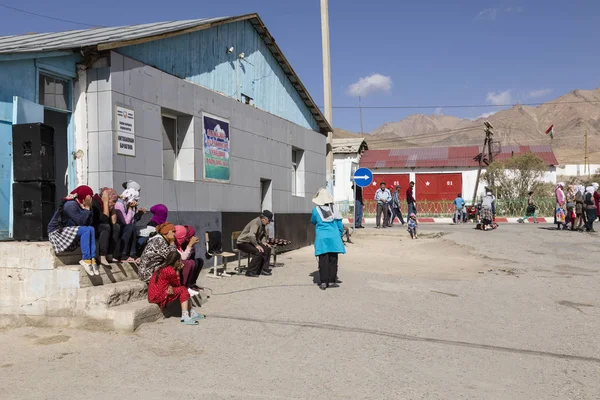 Murghab North Tádžikistán Srpna 2018 Populace Sedí Ulici Těší Krásné — Stock fotografie