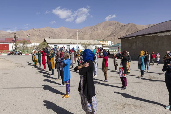 Murgab Tadżykistan Sierpnia 2018 Kirgiski Dziewczęta Młode Kobiety Ćwiczą Taniec — Zdjęcie stockowe