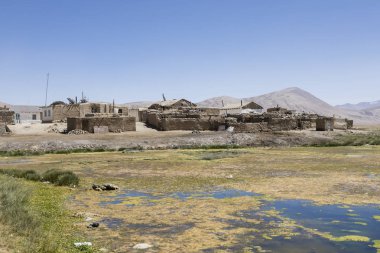 Bulunkul, Tacikistan, 23 Ağustos 2018: Tenha yer Bulunkul geleneksel kil ve taş ile Pamir dağlarında evler