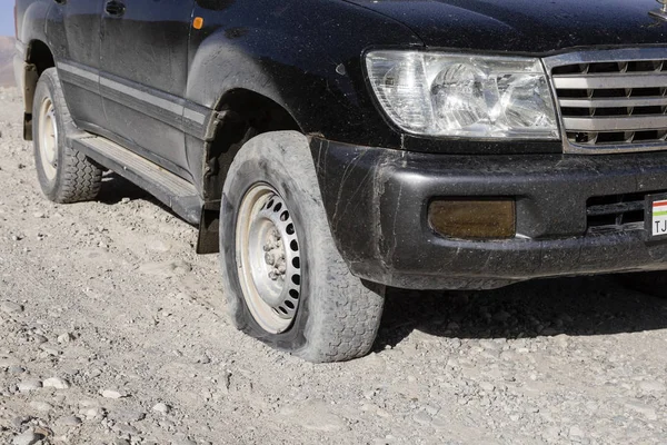 Langar Tadżykistan Sierpnia 2018 Płaskie Opony Pamir Highway Pobliżu Langar — Zdjęcie stockowe