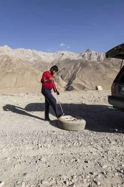 Langar Tayikistán Agosto 2018 Reparación Neumático Pinchado Autopista Pamir Cerca — Foto de Stock