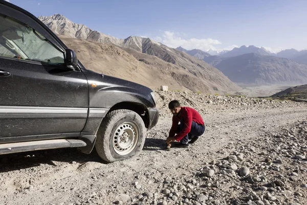 Langar Tayikistán Agosto 2018 Reparación Neumático Pinchado Autopista Pamir Cerca —  Fotos de Stock