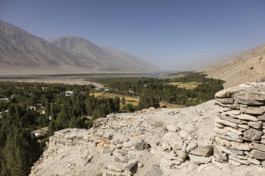 Bereketli Vahan Vadisi Vrang Tacikistan yakınındaki bir Budist Tapınağı ile. Arka plan dağlarda Hindikuş Afganistan'daki vardır