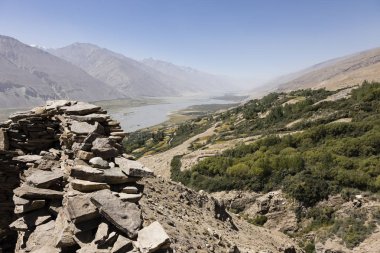 Yamchun Kalesi Vrang Tacikistan yakınındaki Vahan Vadisi'nde. Arka plan dağlarda Hindikuş Afganistan'daki vardır