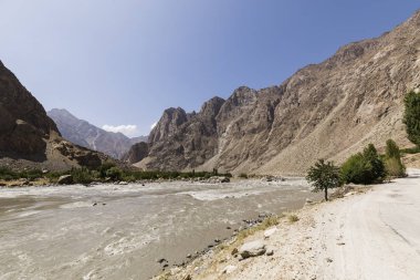 Sınır nehir Panj nehir Tacikistan doğru ve Afganistan ile Vahan Vadisi'nde yaptı
