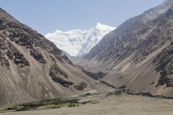 ワハーン渓谷タジキスタンの Vrang 背景の山はアフガニスタンのヒンドゥークシュ — ストック写真