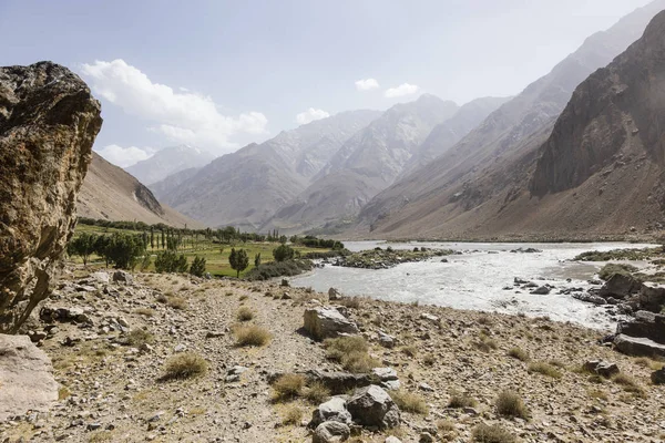 瓦汗山谷的边境河潘杰河 塔吉克斯坦左 阿富汗右 — 图库照片