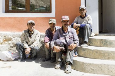 Vrang, Tacikistan 24 Ağustos 2018: Dört büyük adam Bibi Fatima kaplıcalar Tacikistan Vahan Vadisi'nde önünde merdivenlerde oturan