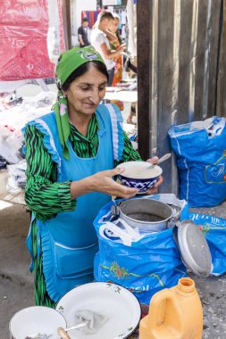 Khorog, Tacikistan 25 Ağustos 2018: yaşlı kadın çorbası, Tacikistan satan Khorog içinde belgili tanımlık çarşı içinde