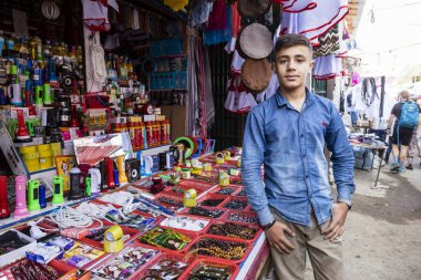 Khorog, Tacikistan 25 Ağustos 2018: Onun ahır önünde onun mallar, Khorog, Tacikistan alıcı için bekliyor yakışıklı çocuk duruyor