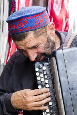 Khorog, Tacikistan, 20 Ağustos 2018: Eski bir müzisyen Khorog içinde çarşı onun akordeon üzerine çalış
