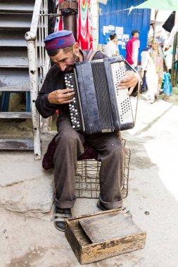 Khorog, Tacikistan, 20 Ağustos 2018: Eski bir müzisyen Khorog içinde çarşı onun akordeon üzerine çalış