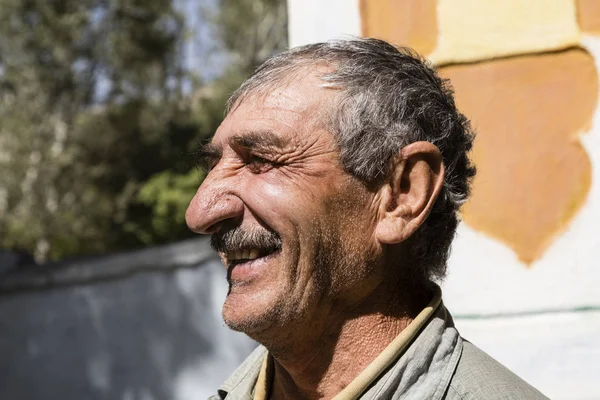 Vrang, Tacikistan 24 Ağustos 2018: Tacikistan Vahan Vadisi'nde Vrang yaşlı bir gülen adam portresi