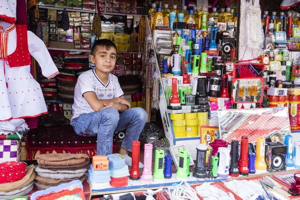 Khorog Tajiquistão Agosto 2018 Bonito Menino Está Sentado Sua Tenda — Fotografia de Stock