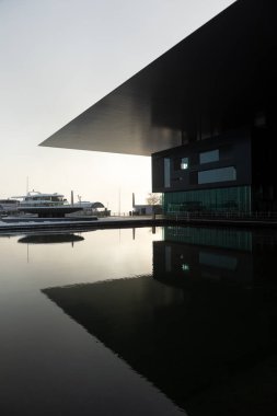Lucerne, İsviçre, 4 Şubat 2019: Kültür ve Kongre Merkezi'nde (Kkl) Lucerne bir soğuk kış sabahı gölde yansıyan