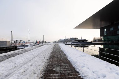 Lucerne, İsviçre, 4 Şubat 2019: Kültür ve Kongre Merkezi'nde (Kkl) Lucerne bir soğuk kış sabahı karlı bir patika ile