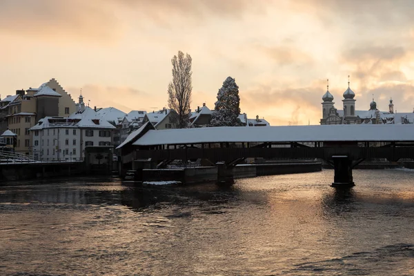 Lucerna, Suiza, 4 de febrero de 2019: Lucerna con río Reuss y puente de madera llamado puente spreuer en una maravillosa mañana de invierno — Foto de Stock