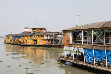 Hularhat, Bangladeş, 27 Şubat 2017: Bangladeş'te Dhaka: Khulna satırındaki cazibe dolu eski bir yandan çarklı vapur roket - sürücüler